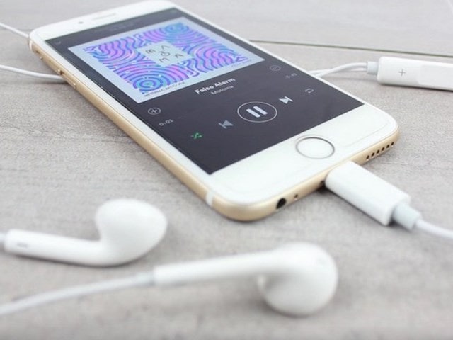 Как заряжать iPhone 7 и слушать музыку чрез наушники